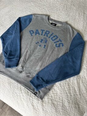 NFL Vintage 47 Patriots Crewneck Sweatshirt - Grey & Blue - Men’s small/medium